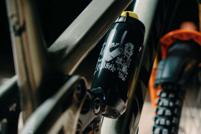 Fidlock TWIST Drikkeflaske 590ml + Sykkelbase 10 ÅRS JUBILEMUSFLASKE
